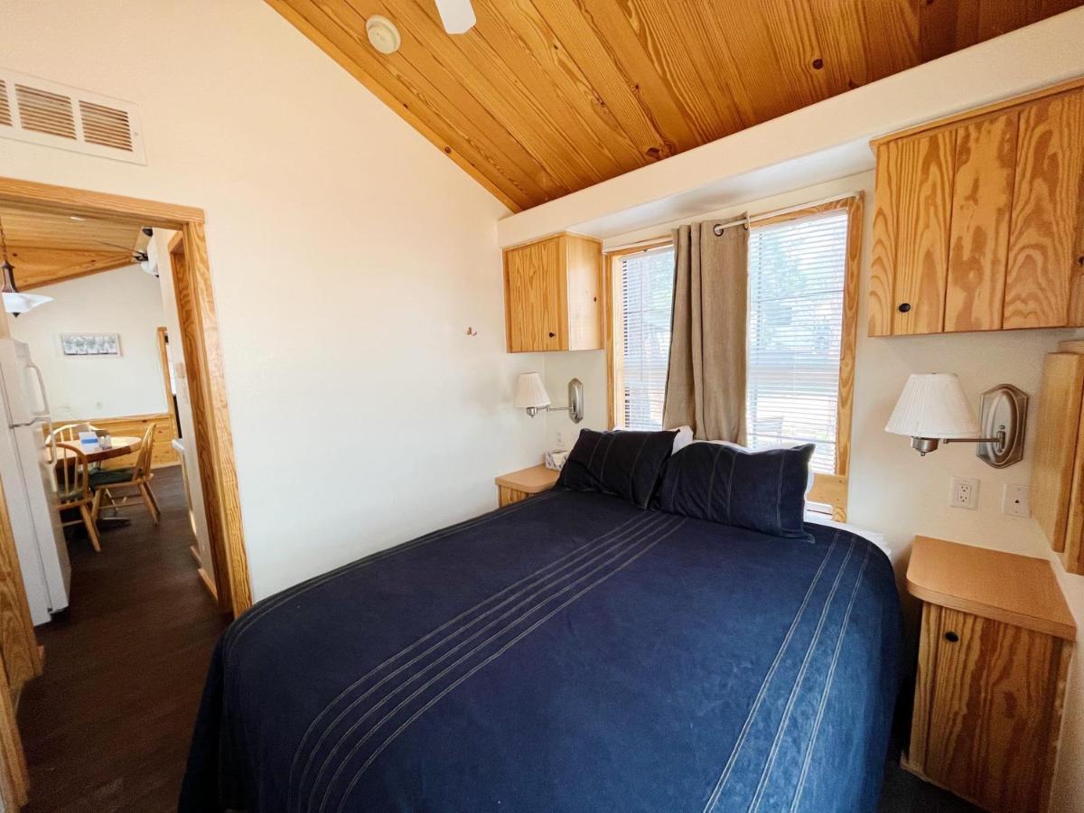 Sally'S Cabin Is A Quaint Two Bedroom Tiny Home Woodland Park Exterior photo