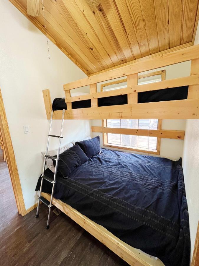 Sally'S Cabin Is A Quaint Two Bedroom Tiny Home Woodland Park Exterior photo
